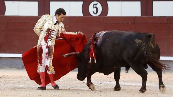 David de Miranda vence al viento y sale a hombros en Las Ventas