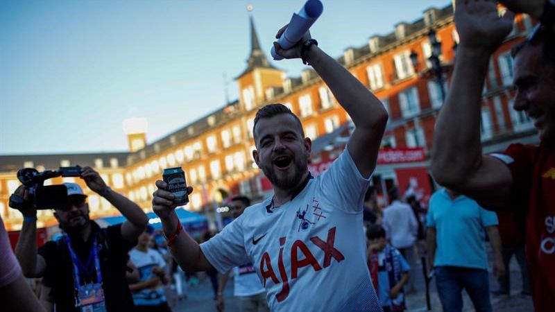 Más de 70.000 ingleses toman Madrid en la víspera de la final de la Champions