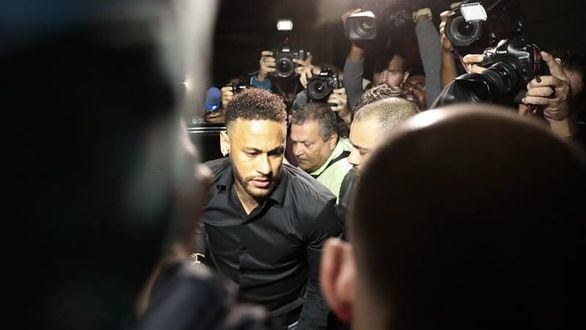 Neymar se olvida de la Copa América y declara en el caso por violación