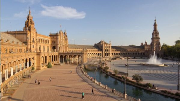 Visita Sevilla y enamórate de su historia y sus costumbres