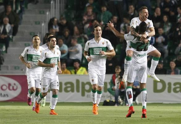 El Elche acaricia la permanencia tras devorar al Deportivo