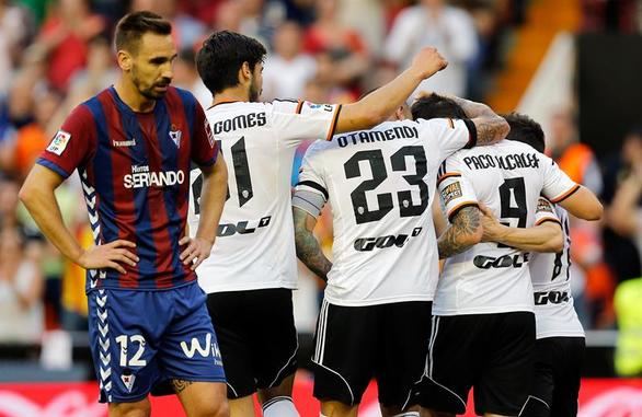 El Valencia mantiene su pulso por la Champions ante un inofensivo Eibar