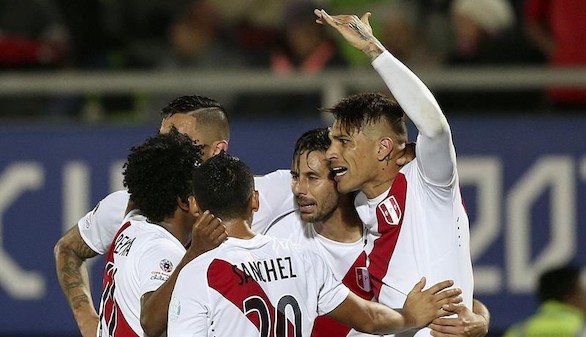 Copa América: Pizarro le da el primer triunfo a Perú y da oxígeno a Brasil
