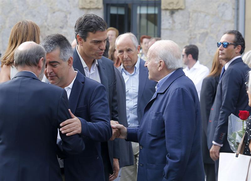 El PSOE, con Pedro Sánchez a la cabeza, despide a Txiki Benegas