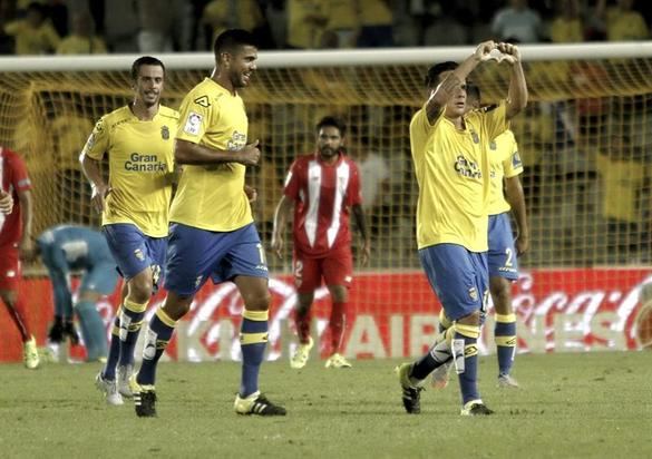 Alarde de Las Palmas en ambas áreas ante un Sevilla que continúa colista