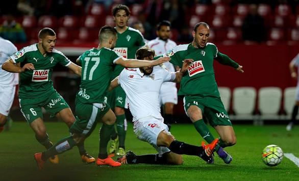 El Sevilla sufre para seguir victorioso ante un Eibar sin complejos | 1-0