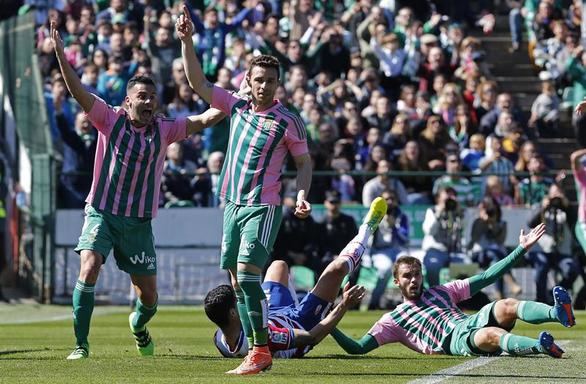 El Betis aguanta con diez y hunde al Granada | 2-0
