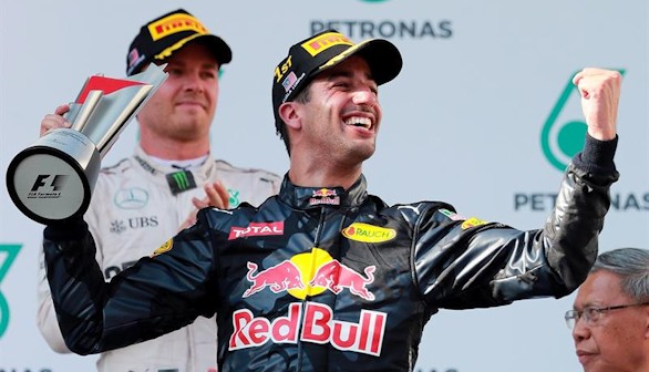 Ricciardo gana, Hamilton rompe y Rosberg sale más líder de Malasia