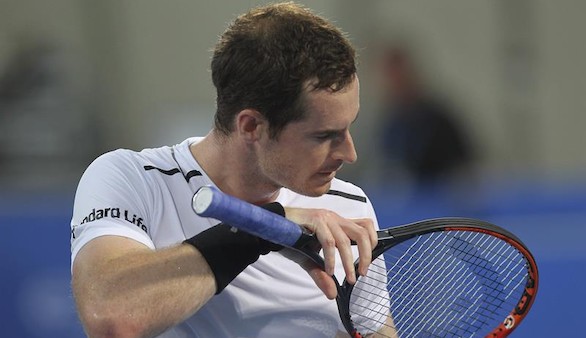 Djokovic pasea hacia cuartos en Doha y Murray suda para pasar de ronda