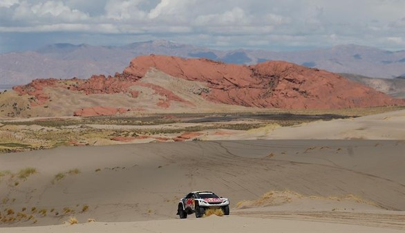 Dakar. Sunderland y Peterhansel ratifican sus lideratos en una etapa recortada