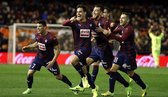 El Eibar convierte el cataclismo en costumbre en Mestalla | 0-4