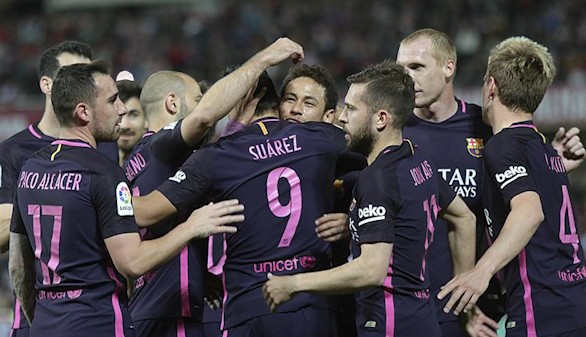 Suárez hace de Messi y el Barcelona elude su desatino ante el Granada | 1-4