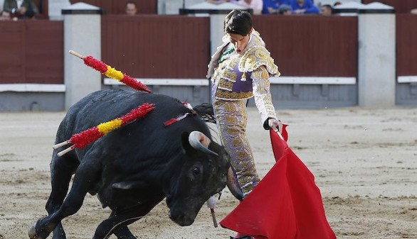 Feria de San Isidro. Juan Miguel corta otra de las orejas de poco peso