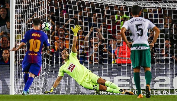 Messi saca al Barcelona del bostezo y el Eibar sucumbe | 6-1