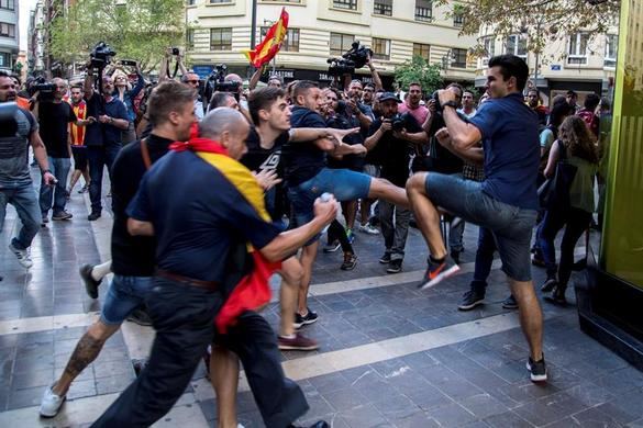 Los tuits del día. La acción heroica de un joven entre la violencia de los ultras en Valencia