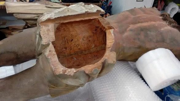 Encuentran escritos del siglo XVIII en el interior de una talla en Burgos