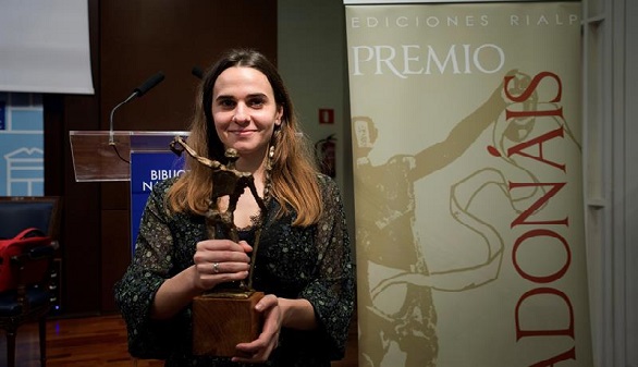 La madrileña Alba Flores gana el premio de poesía Adonáis