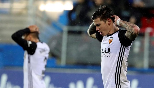 El urgido Eibar hace resbalar al Valencia y el Barça sonríe | 2-1