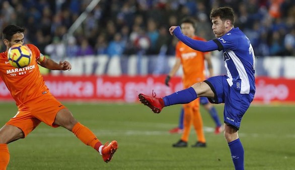 El Alavés sale del descenso y complica al Málaga | 1-0
