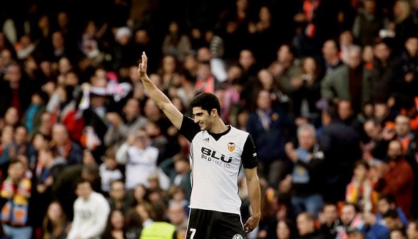 El Valencia evita la debacle ante el Girona y se afianza como tercero | 2-1