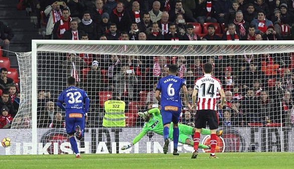 El Athletic mira a Europa al frenar al Alavés de Abelardo | 2-0