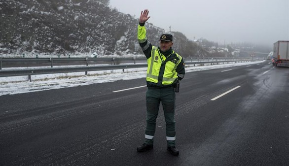 Tráfico estudia regular el equipo obligatorio en caso de nevadas