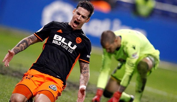 El Valencia no afloja, gana al Depor y distancia al Madrid | 1-2