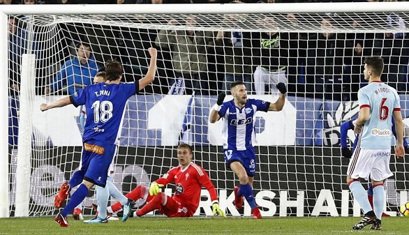 El Alavés sigue luchando por sobrevivir tras ganar al Celta | 2-1