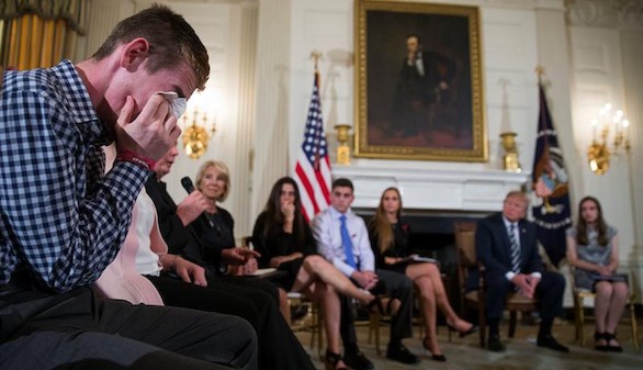 Trump se reúne con profesores y les propone llevar armas en las escuelas