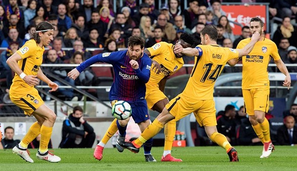 Messi traduce el esfuerzo del Barcelona en un gancho al Atlético | 1-0
