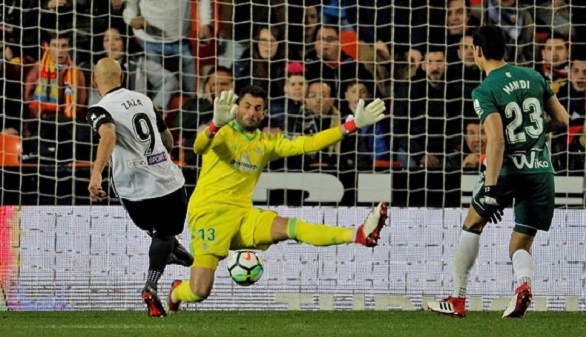 El Valencia gana al Betis y acepta el reto del Real Madrid | 2-0