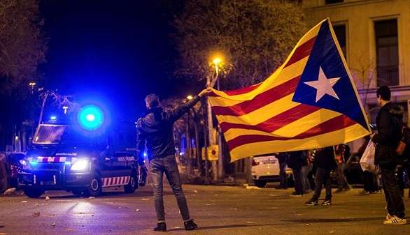 Los Mossos investigan a su agente identificado en las algaradas contra el Estado