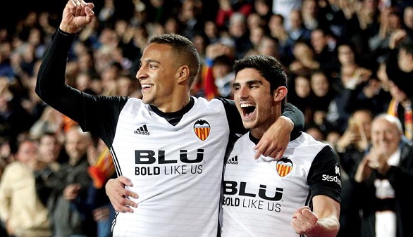 Rodrigo tira del Valencia ante el Espanyol para adelantar al Real Madrid | 1-0