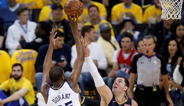 NBA. Los Warriors saludan a los Pelicans con paliza y los Celtics llegan a las semis