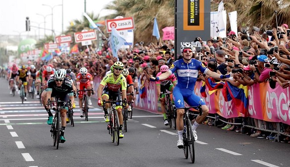 Giro. Viviani inaugura la temporada del sprint y Dennis se viste de rosa
