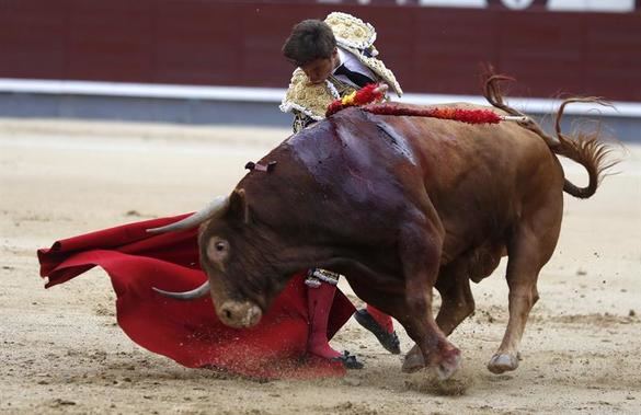 Un gran toro de Alcurrucén permite a El Juli congraciarse con las Ventas