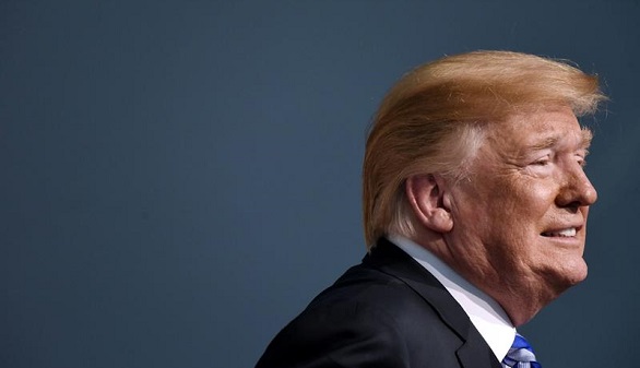 May ataca a Trump, que proclama su 