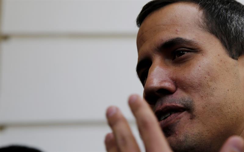 Maduro congela las cuentas de Guaidó y le impide salir del país