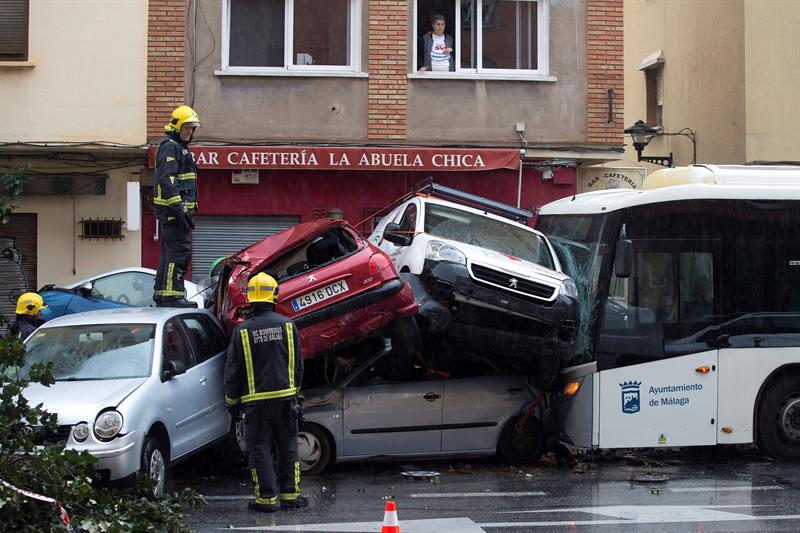 Trece vehículos dañados en un espectacular accidente de autobús en Málaga