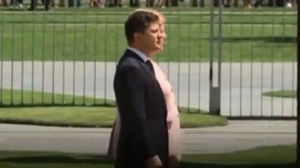 Preocupa la salud de Merkel al sufrir fuertes temblores durante un acto