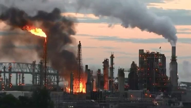 Gran incendio en una refinería en Filadelfia