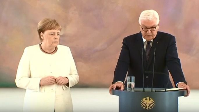 Merkel vuelve a sufrir temblores durante un acto en Berlín