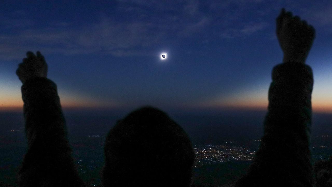 Las mejores imágenes del eclipse solar que ha oscurecido Sudamérica