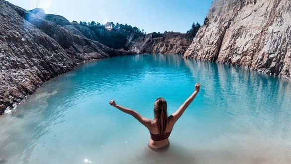 Tratados varios instagramers después de bañarse en esta balsa de agua tóxica de Galicia