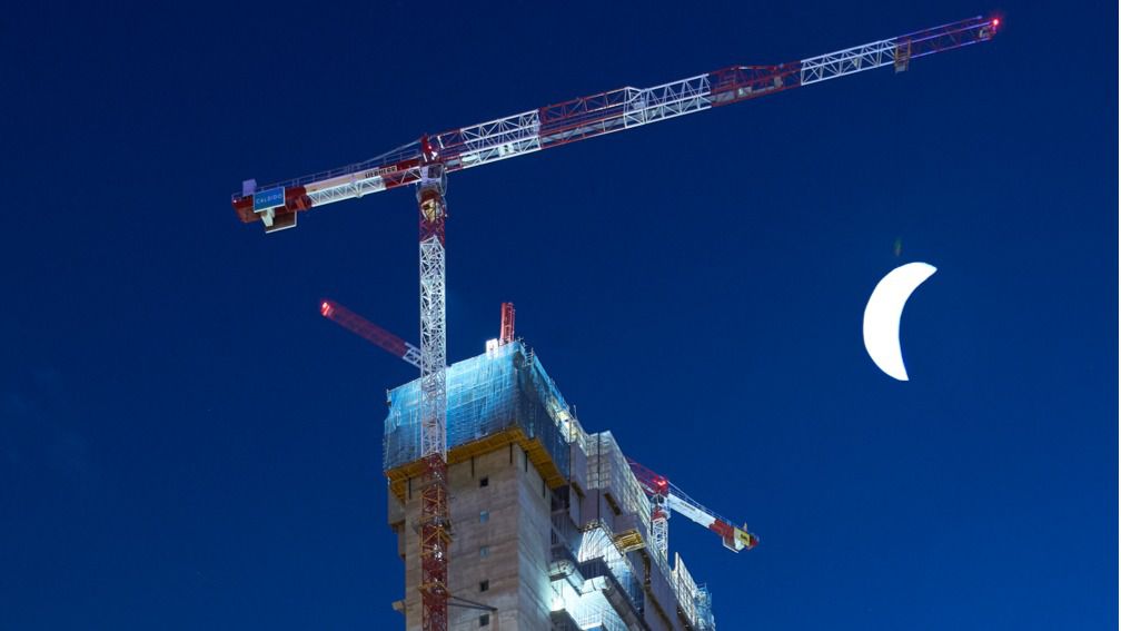 Lo último del artista urbano SpY: cuelga una luna de 9 metros de una grúa en Madrid