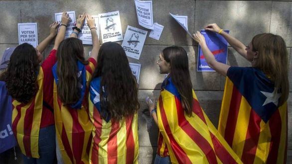 La 'ONG del catalán' de Torra espía a alumnos para saber si hablan castellano