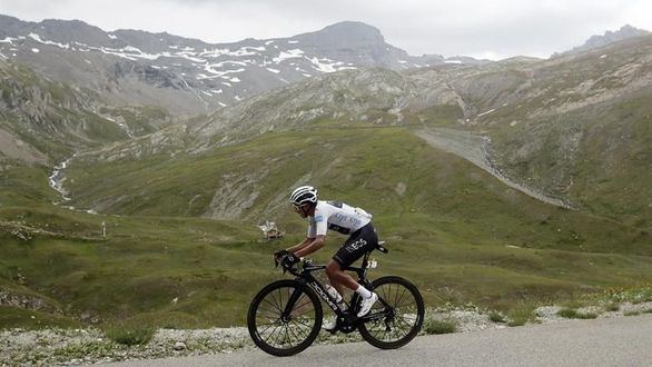 Tour de Francia | Solo el granizo logra parar a Bernal, que se sitúa como nuevo líder