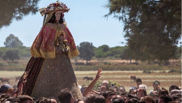 La Virgen del Rocío llega, como cada 7 años, a la parroquia de Almonte arropada por miles de fieles