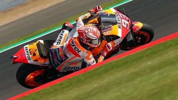 GP Gran Bretaña. Márquez gana a Quartararo, logra la 'pole' y el récord