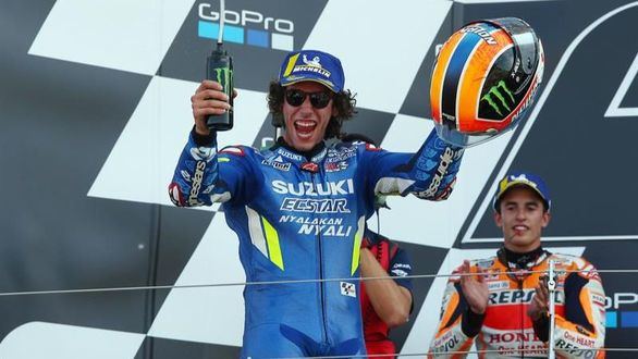 GP Gran Bretaña. Rins bate a Marc Márquez y se consagra en un triplete español